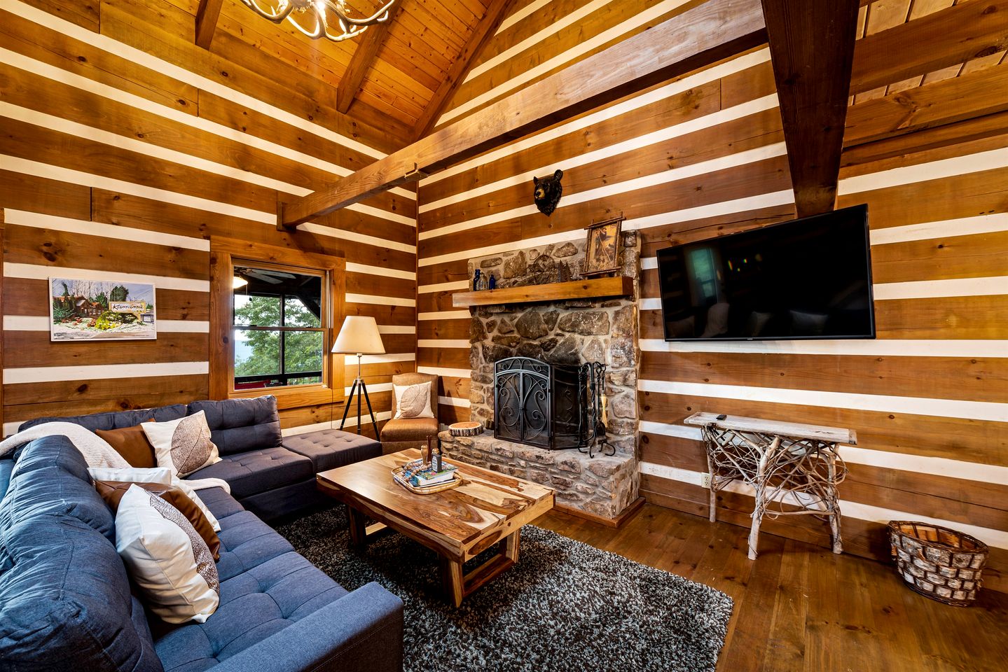 Incredible Log Cabin with Fireplace, Fire Pit and Hot-tub in Mentone, Alabama