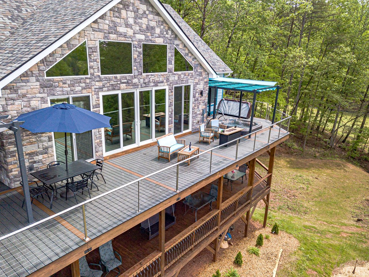 Incredible Luxurious Vacation Rental with Golf Course Views, Hot Tub, Sauna, and Games for an Unforgettable Escape in Helen, Georgia