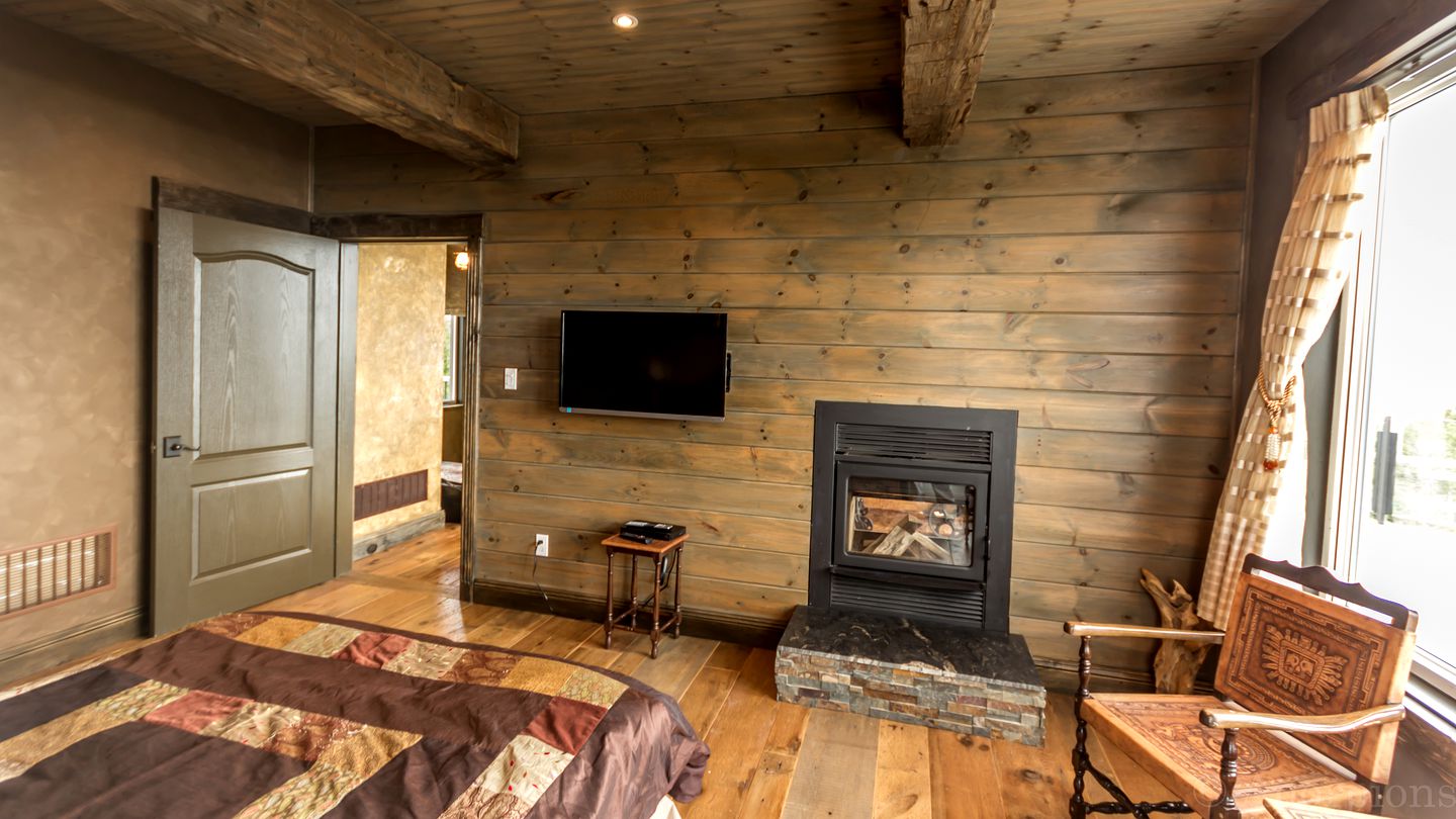 Incredible Luxury Waterfront Cottage on Lake Huron near Tobermory, Ontario