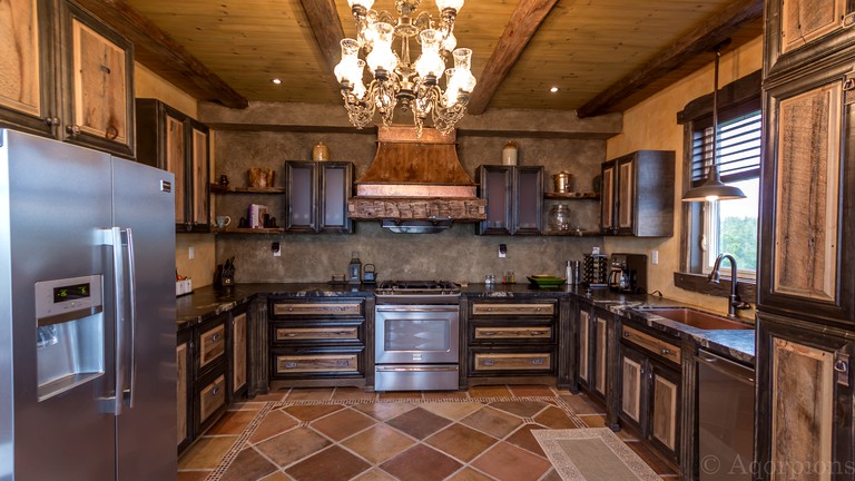 Cottages (Tobermory, Ontario, Canada)