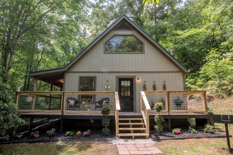 Incredible Secluded Cabin with Hot-tub in Gatlinburg, Tennessee