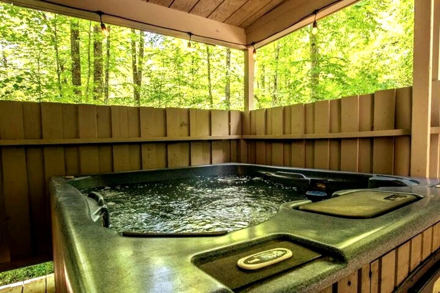 Incredible Secluded Cabin with Hot-tub in Gatlinburg, Tennessee