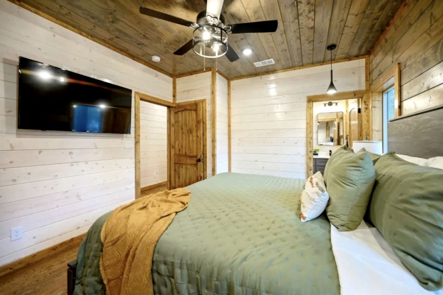 Incredible Spacious Cabin Surrounded by Nature for an Amazing Escape for the Whole Family in Broken Bow, Oklahoma
