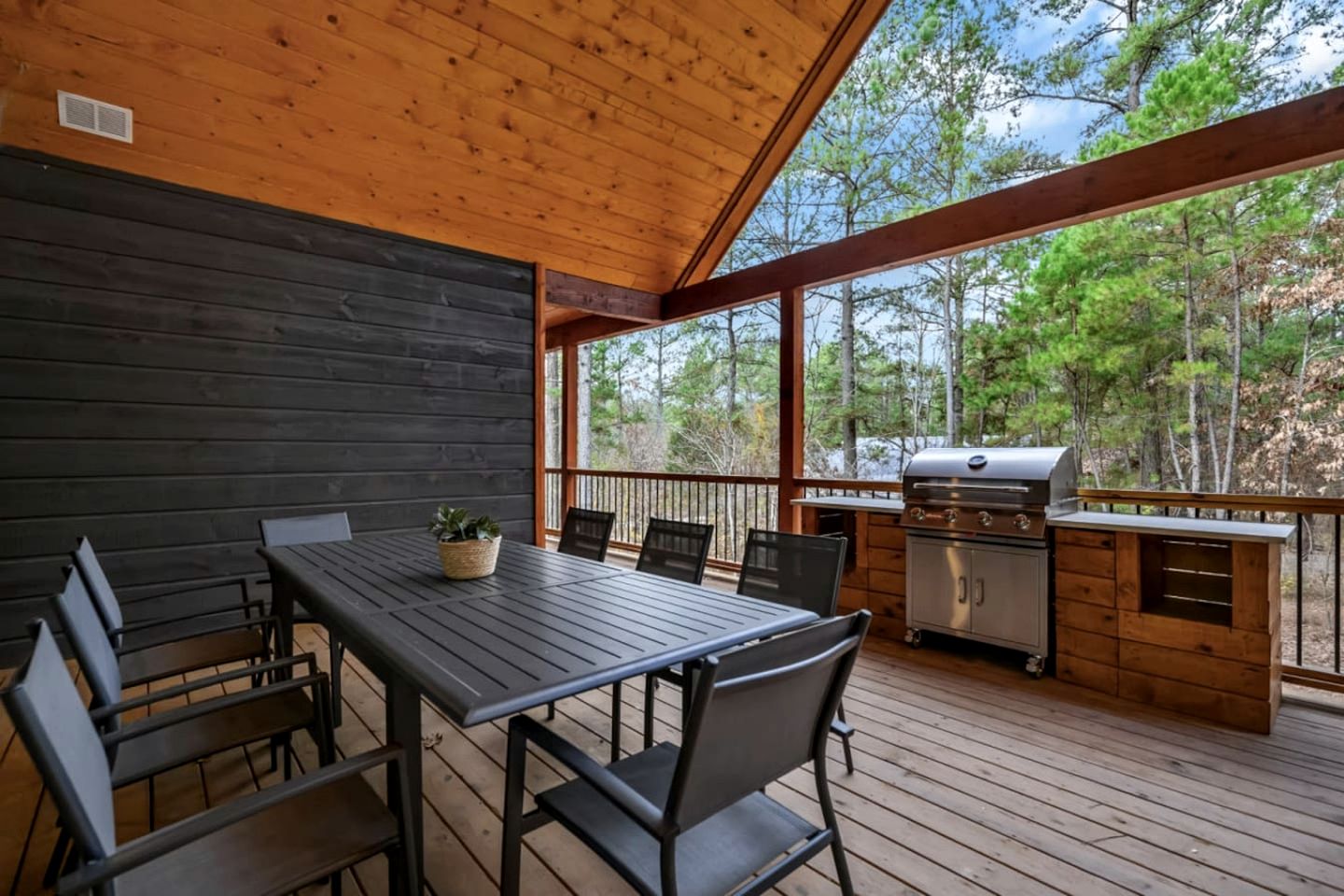 Incredible Spacious Cabin Surrounded by Nature for an Amazing Escape for the Whole Family in Broken Bow, Oklahoma