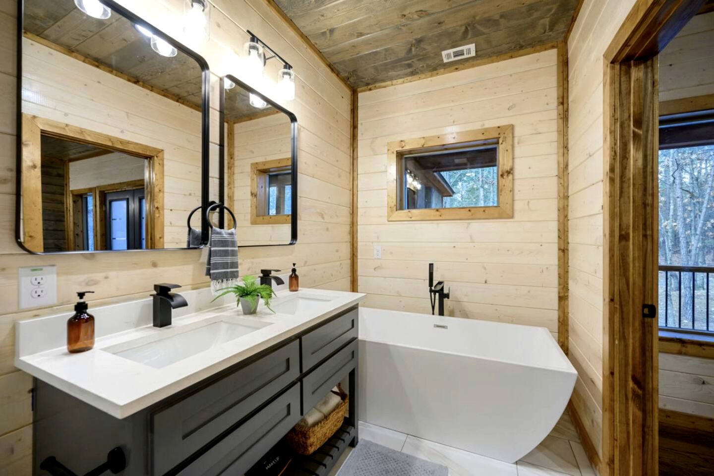 Incredible Spacious Cabin Surrounded by Nature for an Amazing Escape for the Whole Family in Broken Bow, Oklahoma