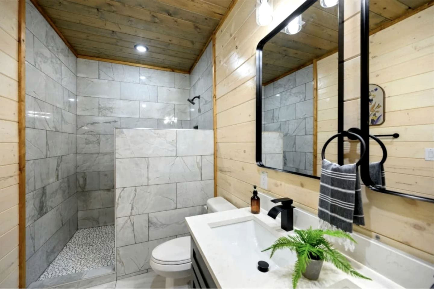 Incredible Spacious Cabin Surrounded by Nature for an Amazing Escape for the Whole Family in Broken Bow, Oklahoma