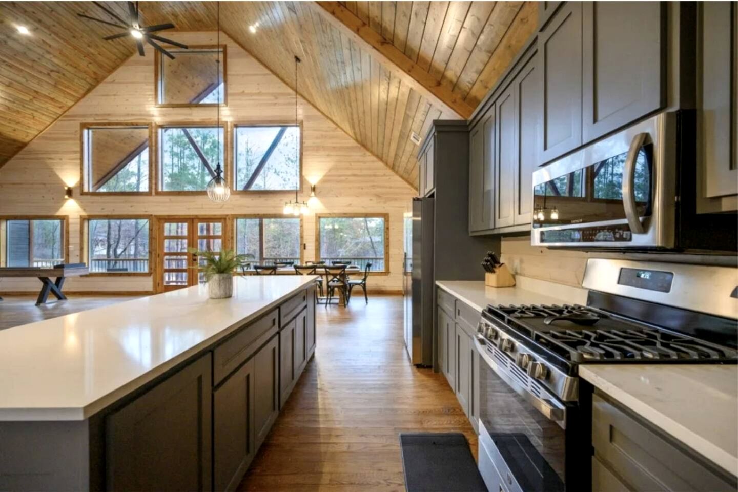 Incredible Spacious Cabin Surrounded by Nature for an Amazing Escape for the Whole Family in Broken Bow, Oklahoma