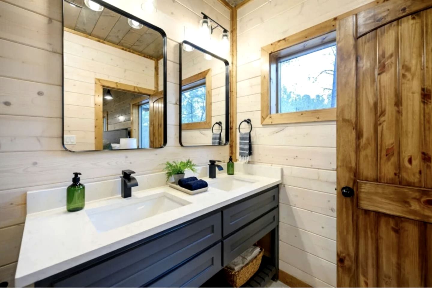 Incredible Spacious Cabin Surrounded by Nature for an Amazing Escape for the Whole Family in Broken Bow, Oklahoma