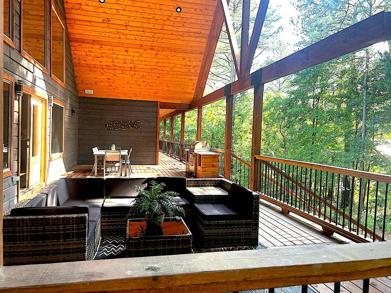Incredible Spacious Cabin Surrounded by Nature for an Amazing Escape for the Whole Family in Broken Bow, Oklahoma