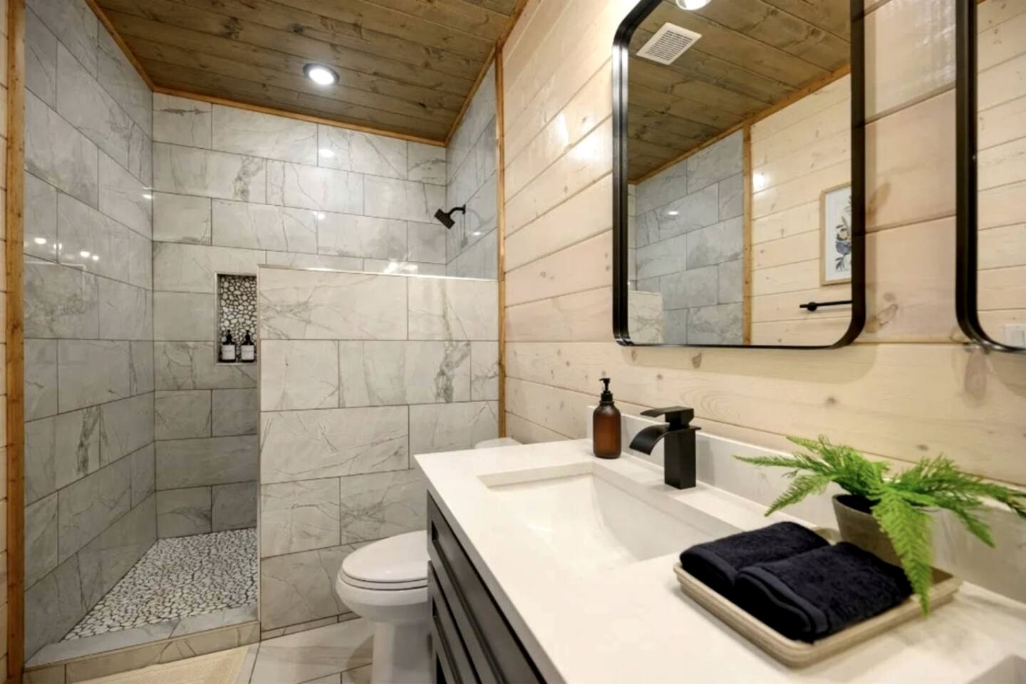 Incredible Spacious Cabin Surrounded by Nature for an Amazing Escape for the Whole Family in Broken Bow, Oklahoma