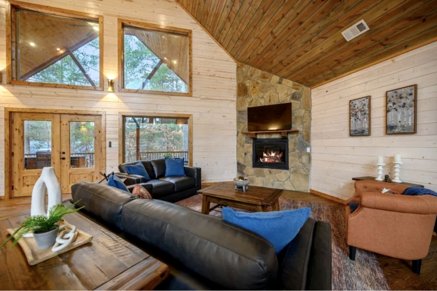 Incredible Spacious Cabin Surrounded by Nature for an Amazing Escape for the Whole Family in Broken Bow, Oklahoma