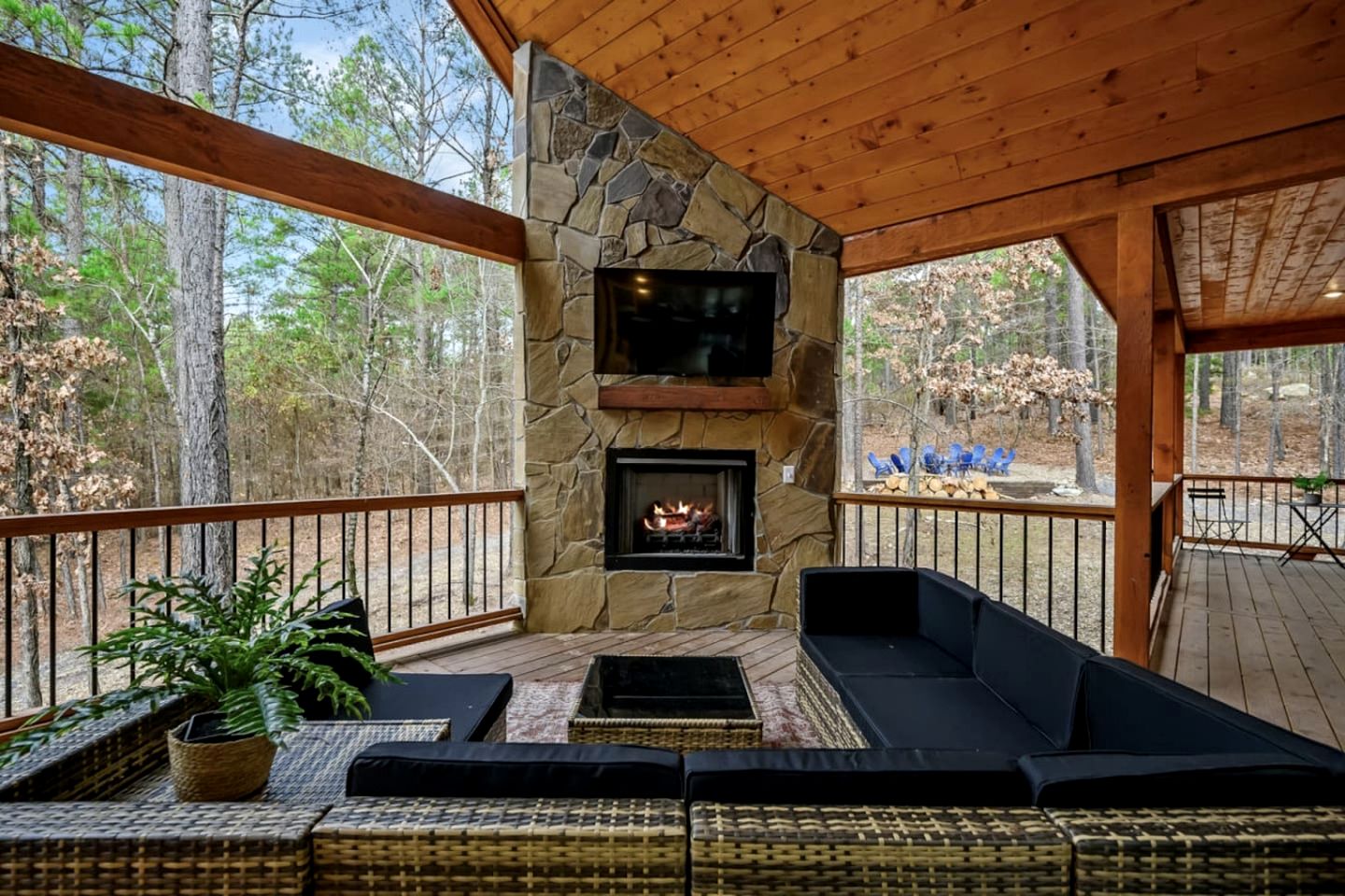 Incredible Spacious Cabin Surrounded by Nature for an Amazing Escape for the Whole Family in Broken Bow, Oklahoma