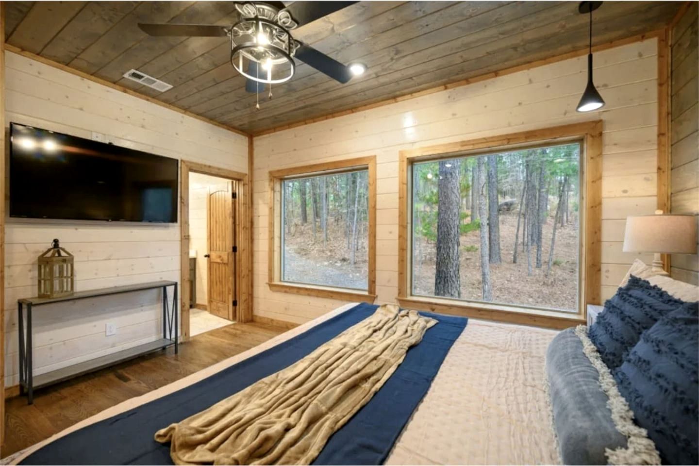 Incredible Spacious Cabin Surrounded by Nature for an Amazing Escape for the Whole Family in Broken Bow, Oklahoma