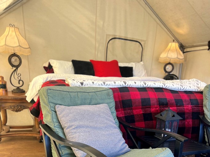 Tented Cabins (United States of America, Conner, Montana)