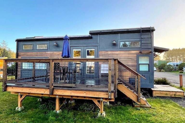 Incredible Tiny House with Fireplace in Waldport, Oregon