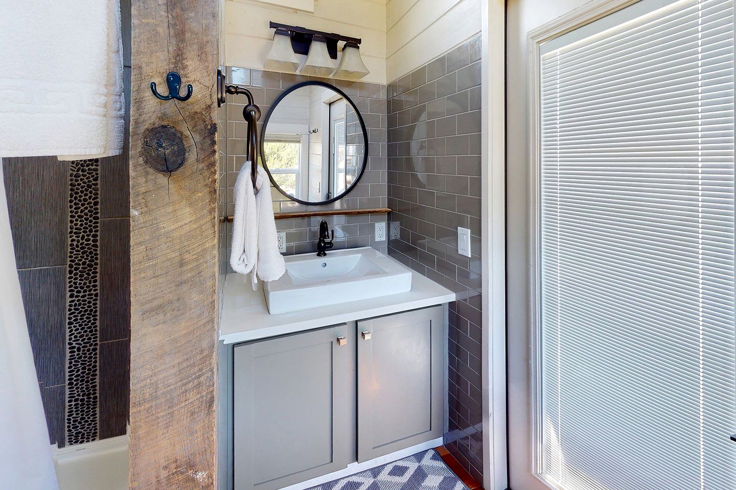 Incredible Tiny House with Fireplace in Waldport, Oregon