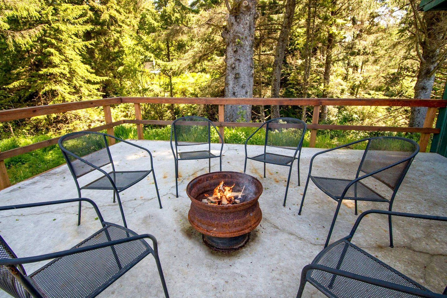 Incredible Tiny House with Fireplace in Waldport, Oregon