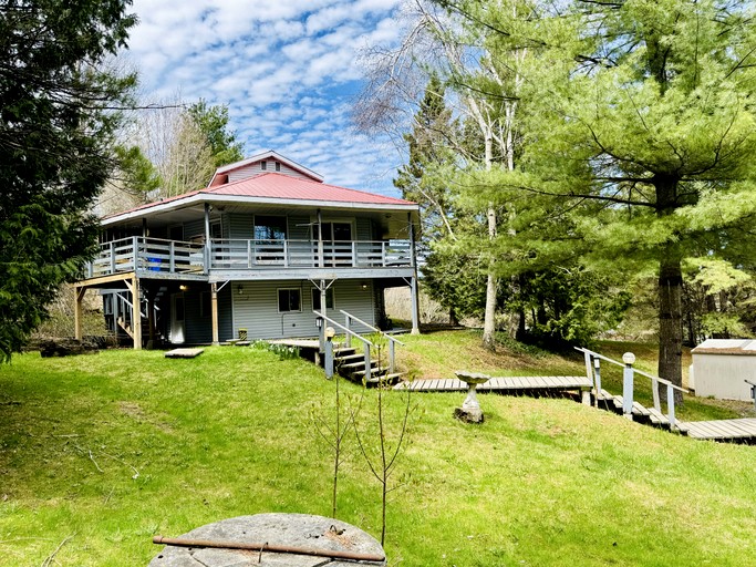 Cottages (Canada, Brighton, Ontario)