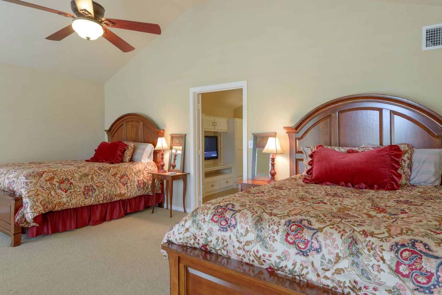 Incredible Villa Rental for Groups with Pool near Mt Vernon, Texas