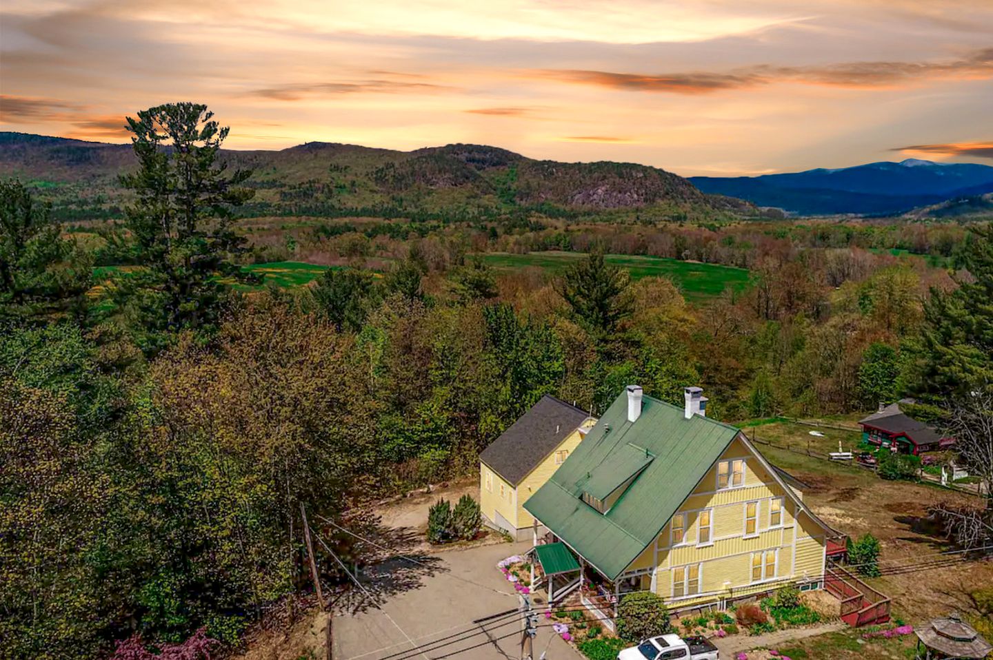 Incredible Villa with Swimming Pool and Hot-tub in North Conway, New Hampshire