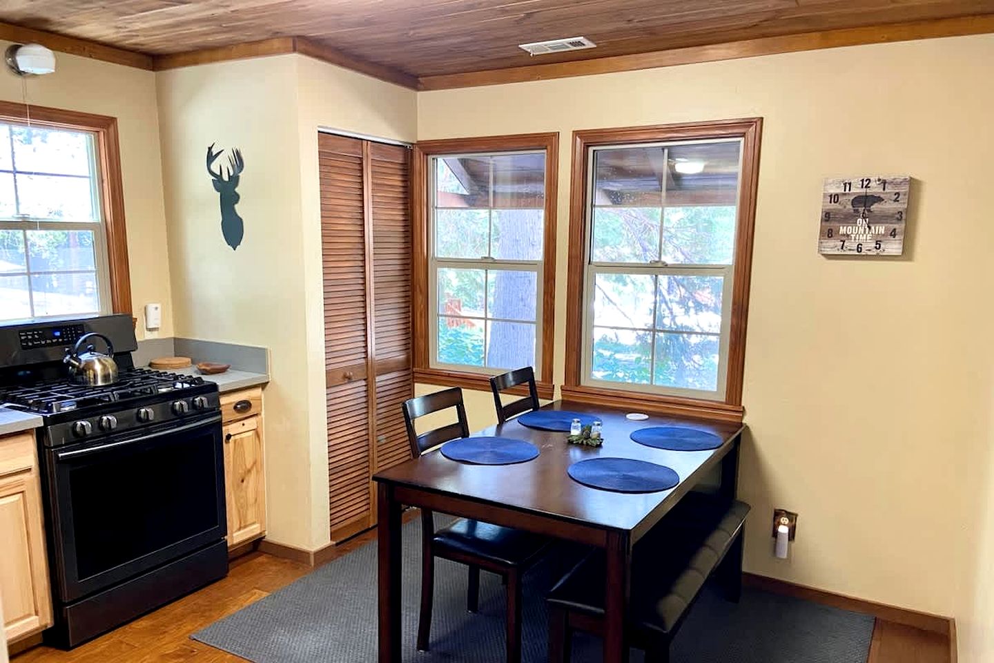 Incredible Wooden Cabin with Hot-tub in Big Bear Lake, California