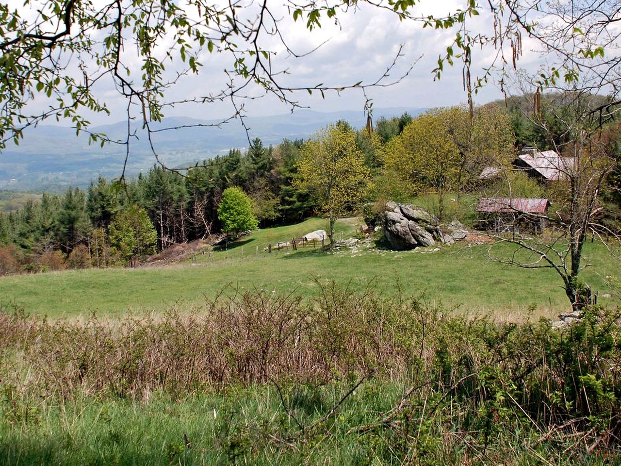 Rustic Log Cabin with Spectacular Mountain Vistas in Piedmont Region, Virginia