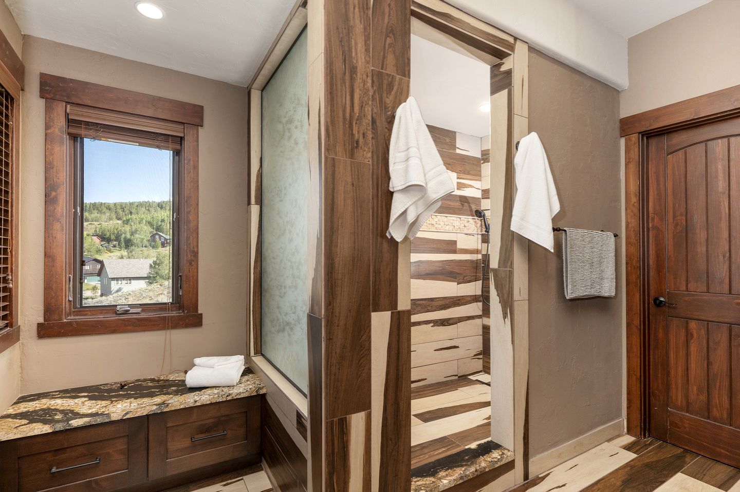 Outstanding Cabin with Barbecue, Hot-tub and Foosball in Granby, Colorado
