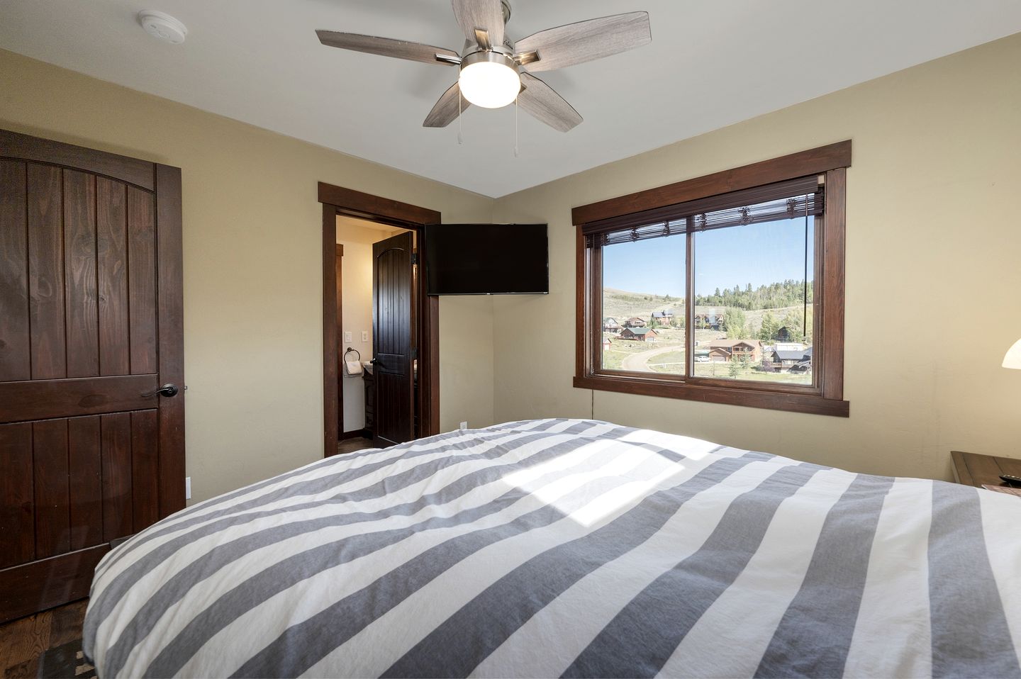 Outstanding Cabin with Barbecue, Hot-tub and Foosball in Granby, Colorado