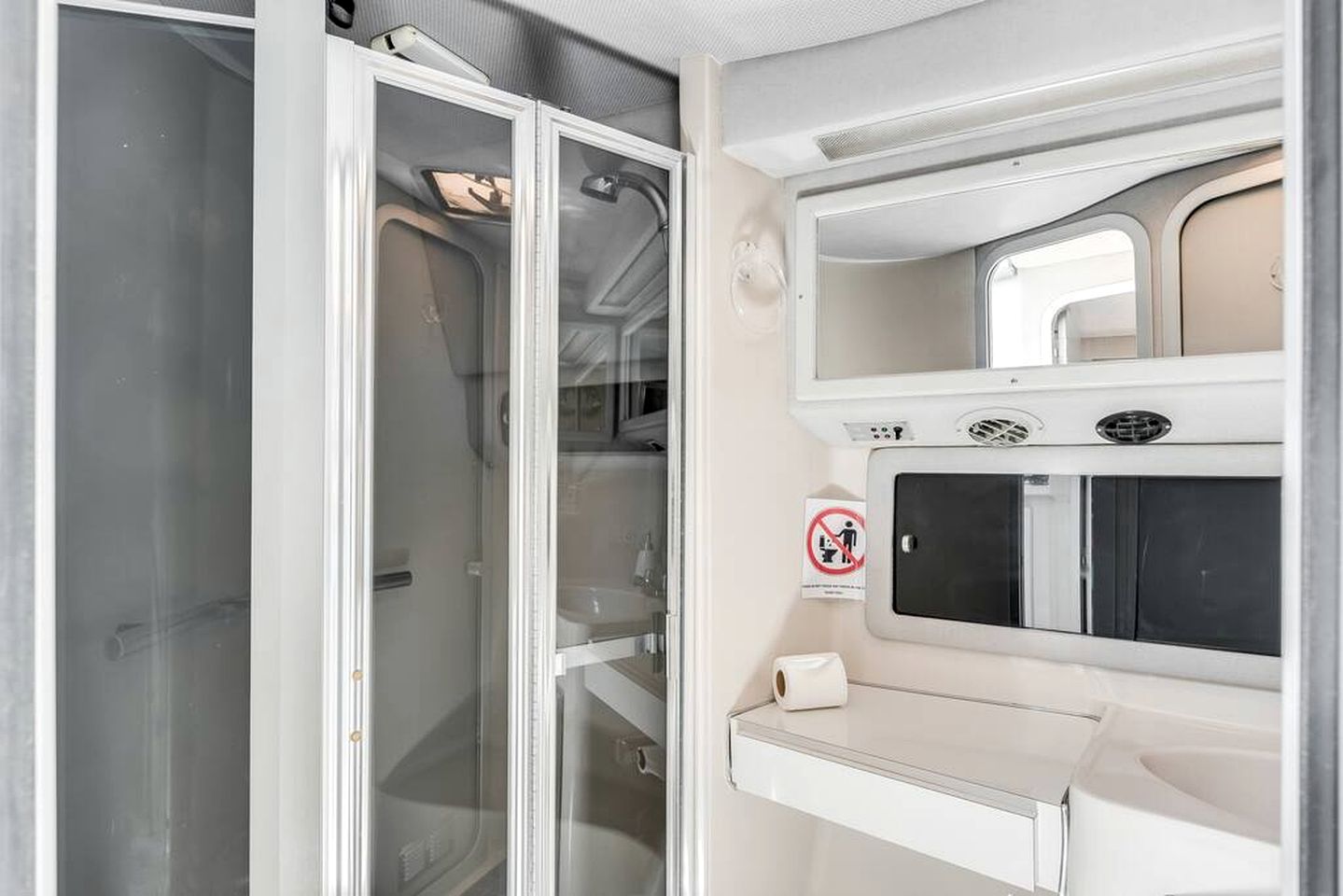 Luxurious Family-Friendly Boat Beautifully Decorated in Florida