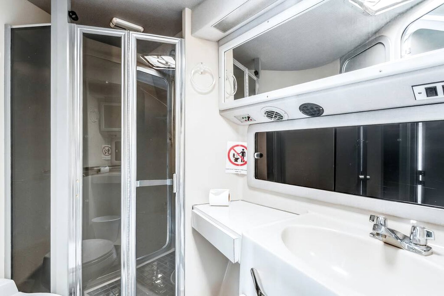 Luxurious Family-Friendly Boat Beautifully Decorated in Florida