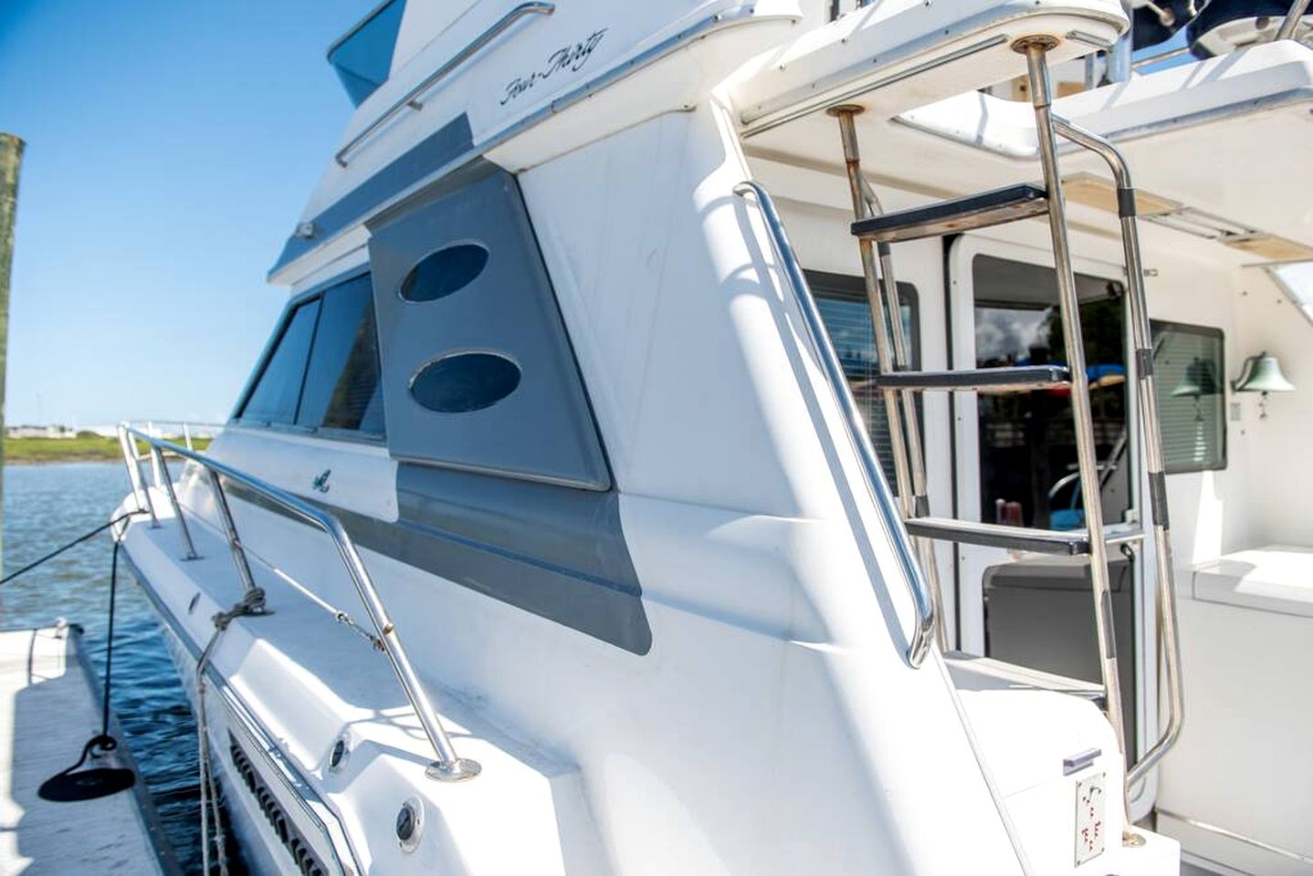 Luxurious Family-Friendly Boat Beautifully Decorated in Florida