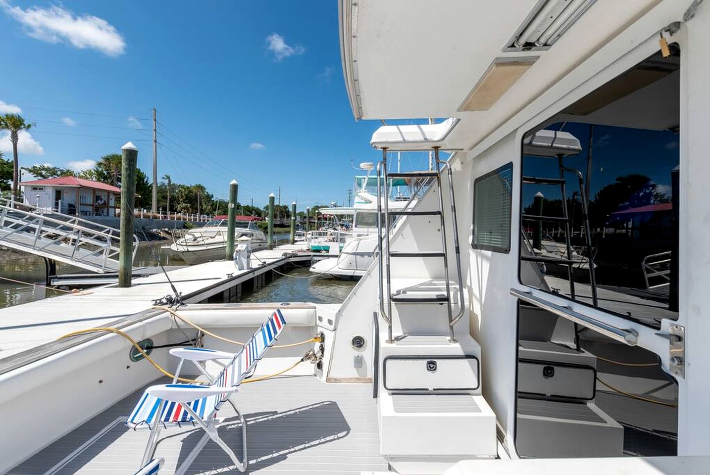 Luxurious Family-Friendly Boat Beautifully Decorated in Florida
