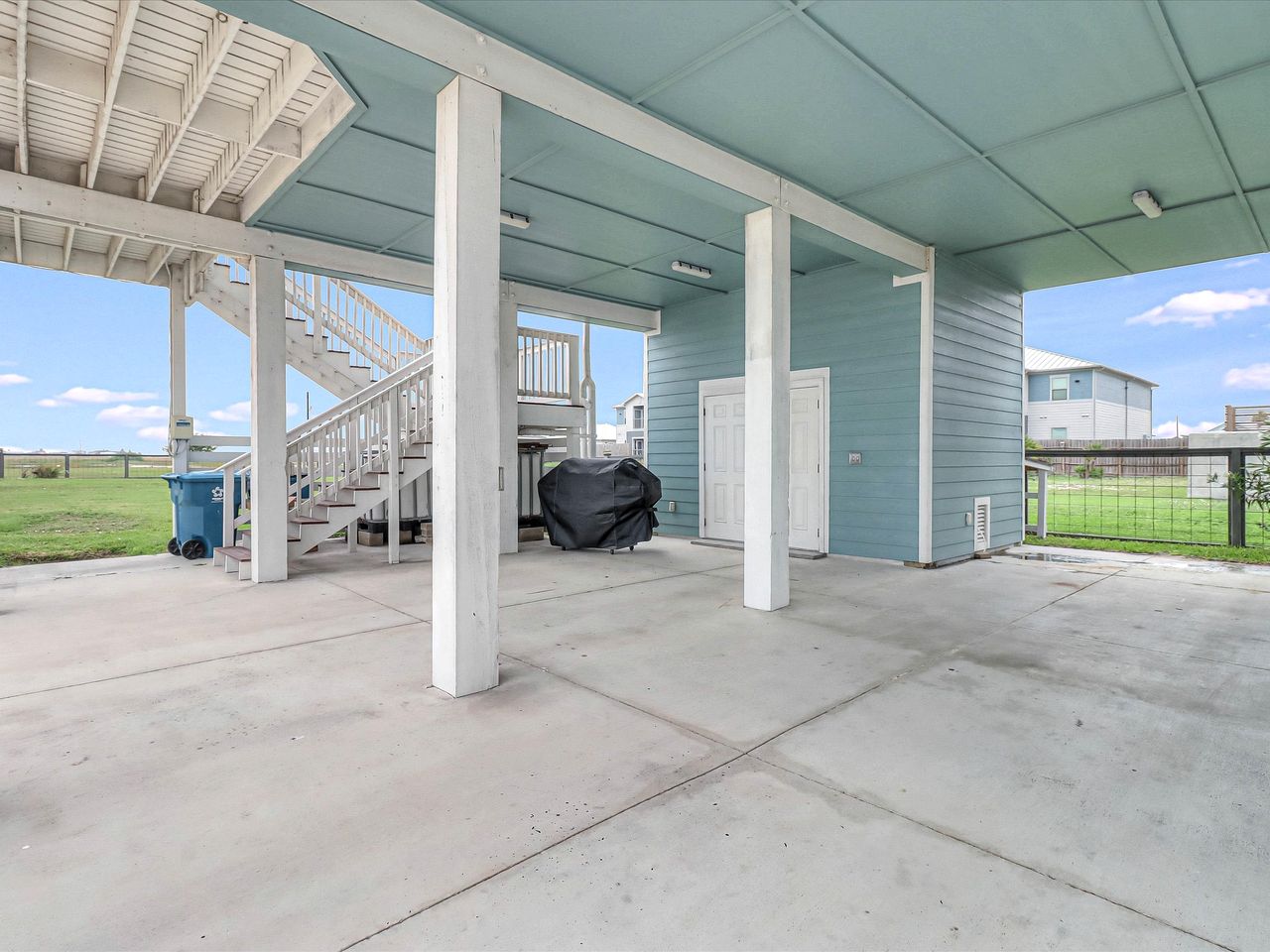 Gorgeous Beach House with Barbecue and Beach Access in Rockport, Texas