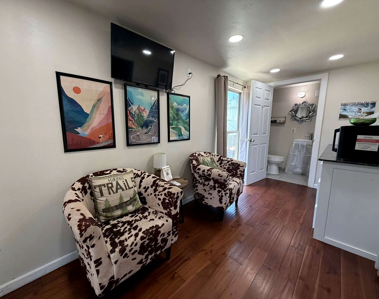 Charming Tiny House with Upper Deck near Fort Sill in Medicine Park, OK