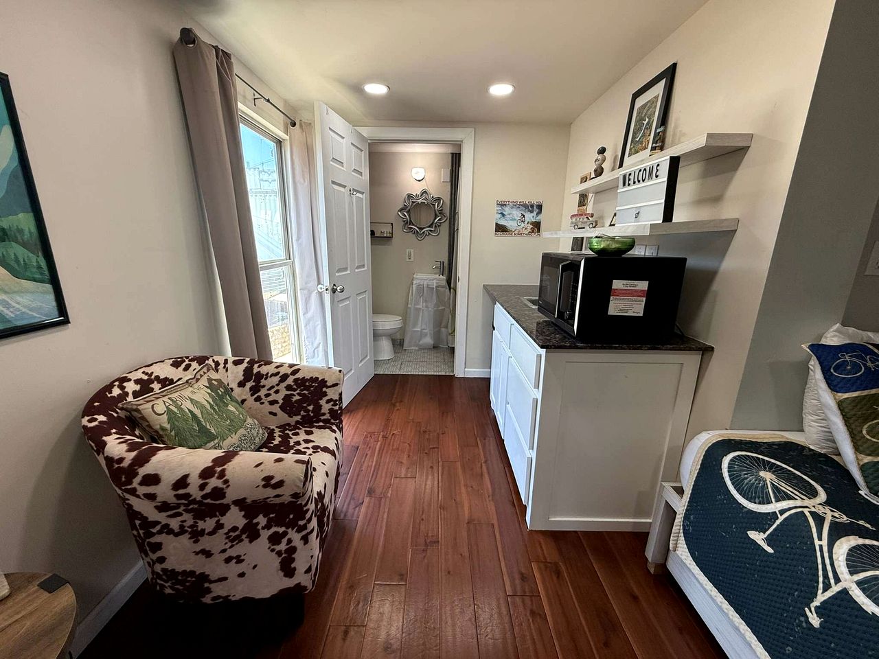 Charming Tiny House with Upper Deck near Fort Sill in Medicine Park, OK