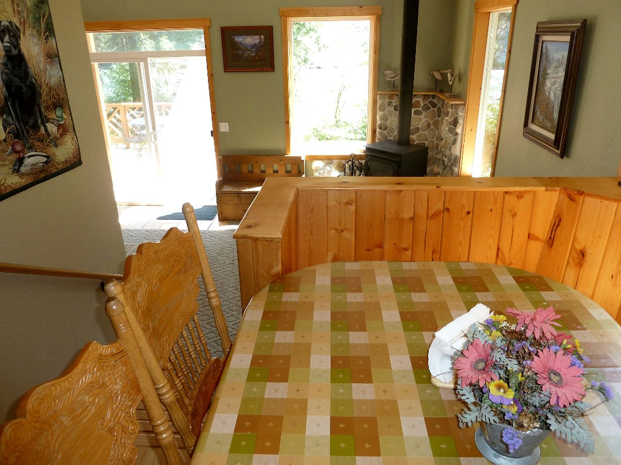 Cabin Rental with Riverfront Hot Tub near Leavenworth, Washington