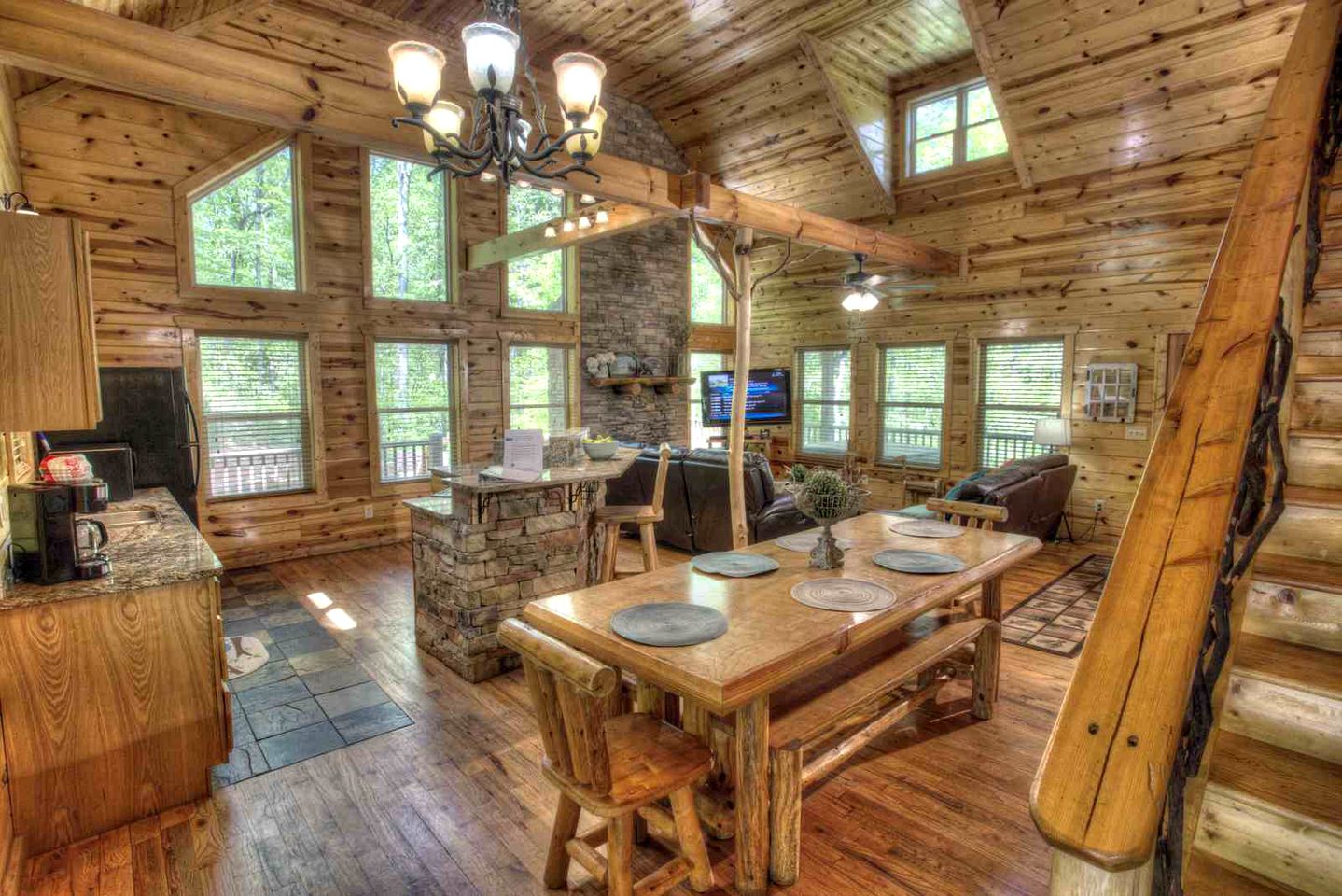 Family Cabin Getaway Helen, Glamping Hub