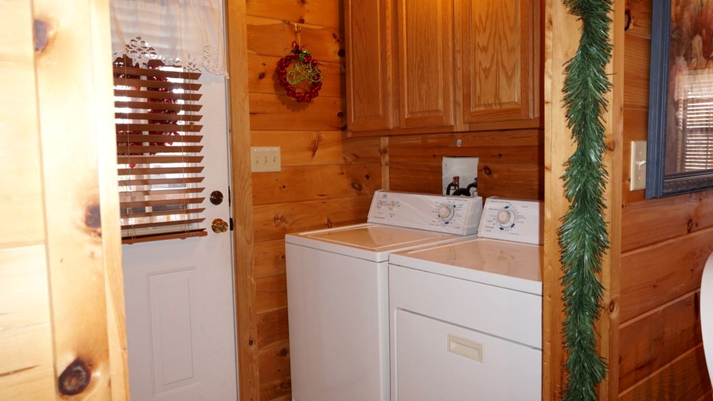 Secluded Couples' Cabin Rental with a Large Deck near Pigeon Forge, Tennessee