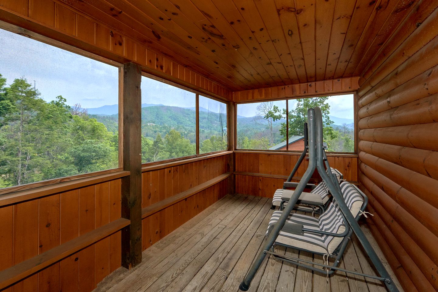 Romantic Gatlinburg Accommodation with a Hot Tub