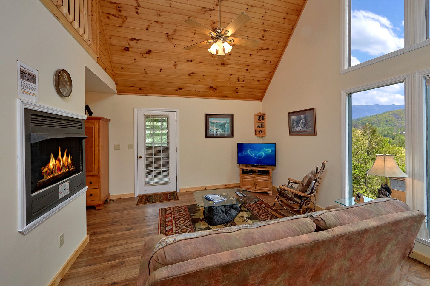Romantic Gatlinburg Accommodation with a Hot Tub