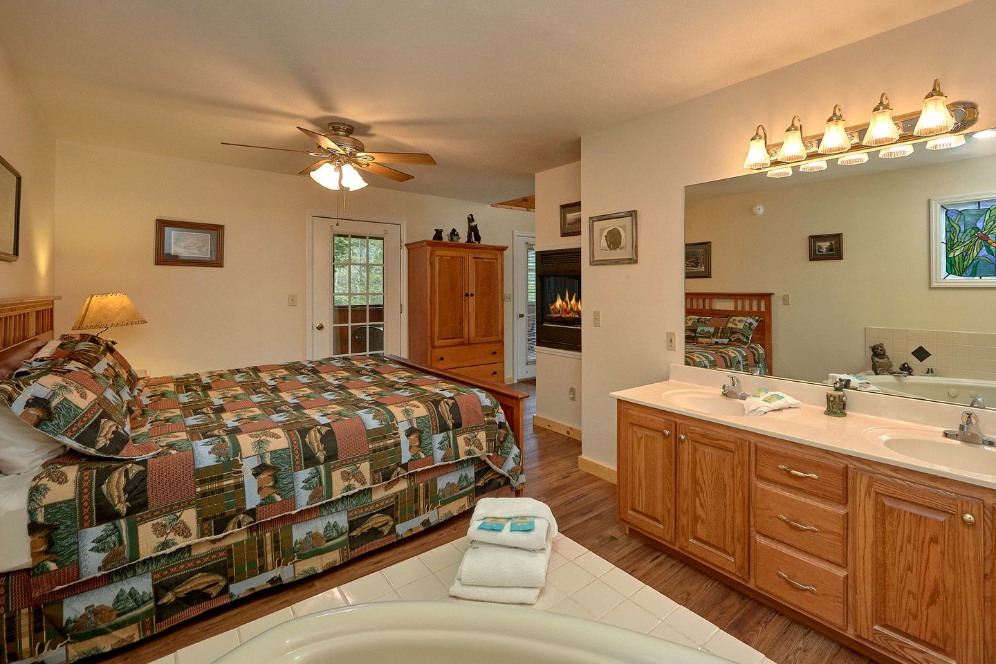 Romantic Gatlinburg Accommodation with a Hot Tub