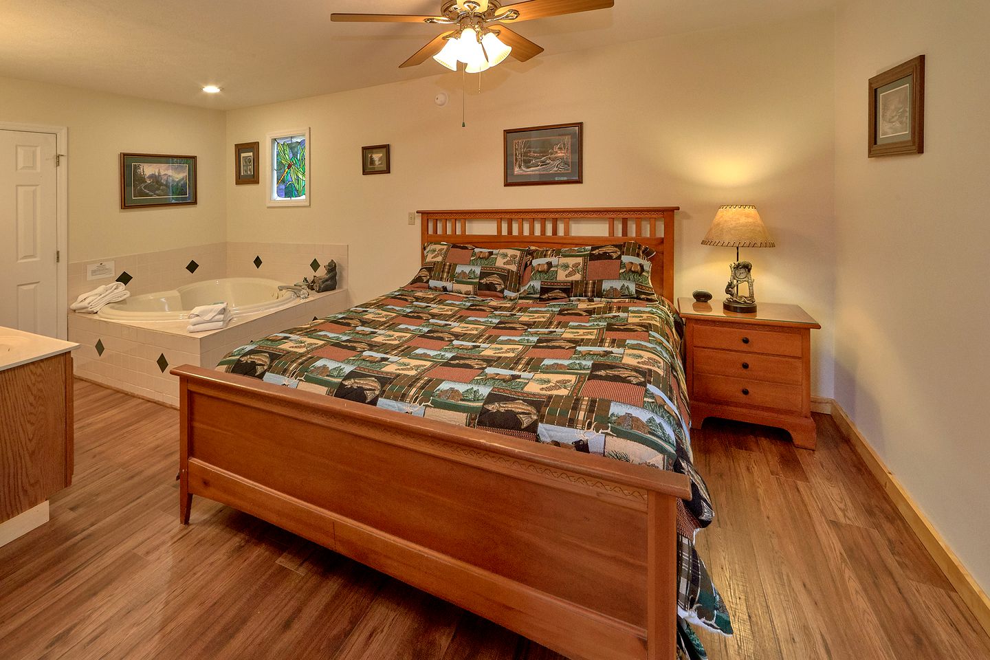 Romantic Gatlinburg Accommodation with a Hot Tub