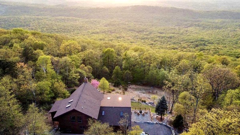 Family and Pet Friendly Cabin with Mountain Views, a Hot Tub, and Access to the Appalachian Trail, Perfect for a Weekend Getaway