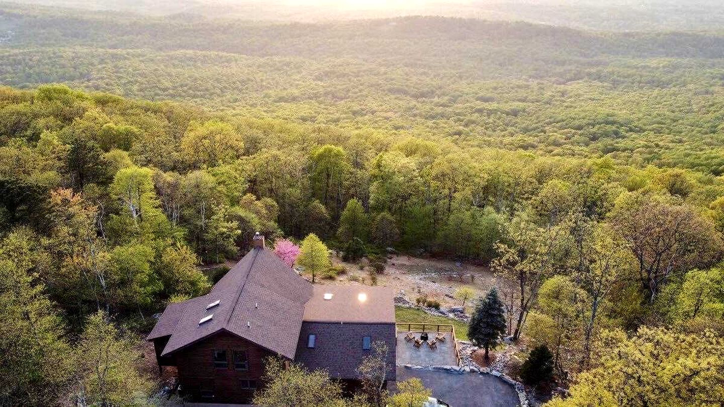 Family and Pet Friendly Cabin with Mountain Views, a Hot Tub, and Access to the Appalachian Trail, Perfect for a Weekend Getaway