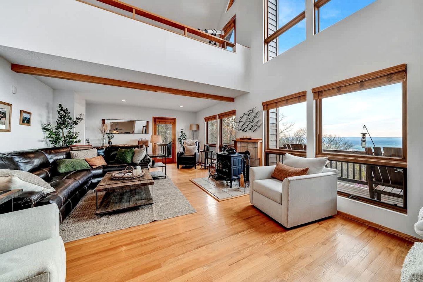 Family and Pet Friendly Cabin with Mountain Views, a Hot Tub, and Access to the Appalachian Trail, Perfect for a Weekend Getaway