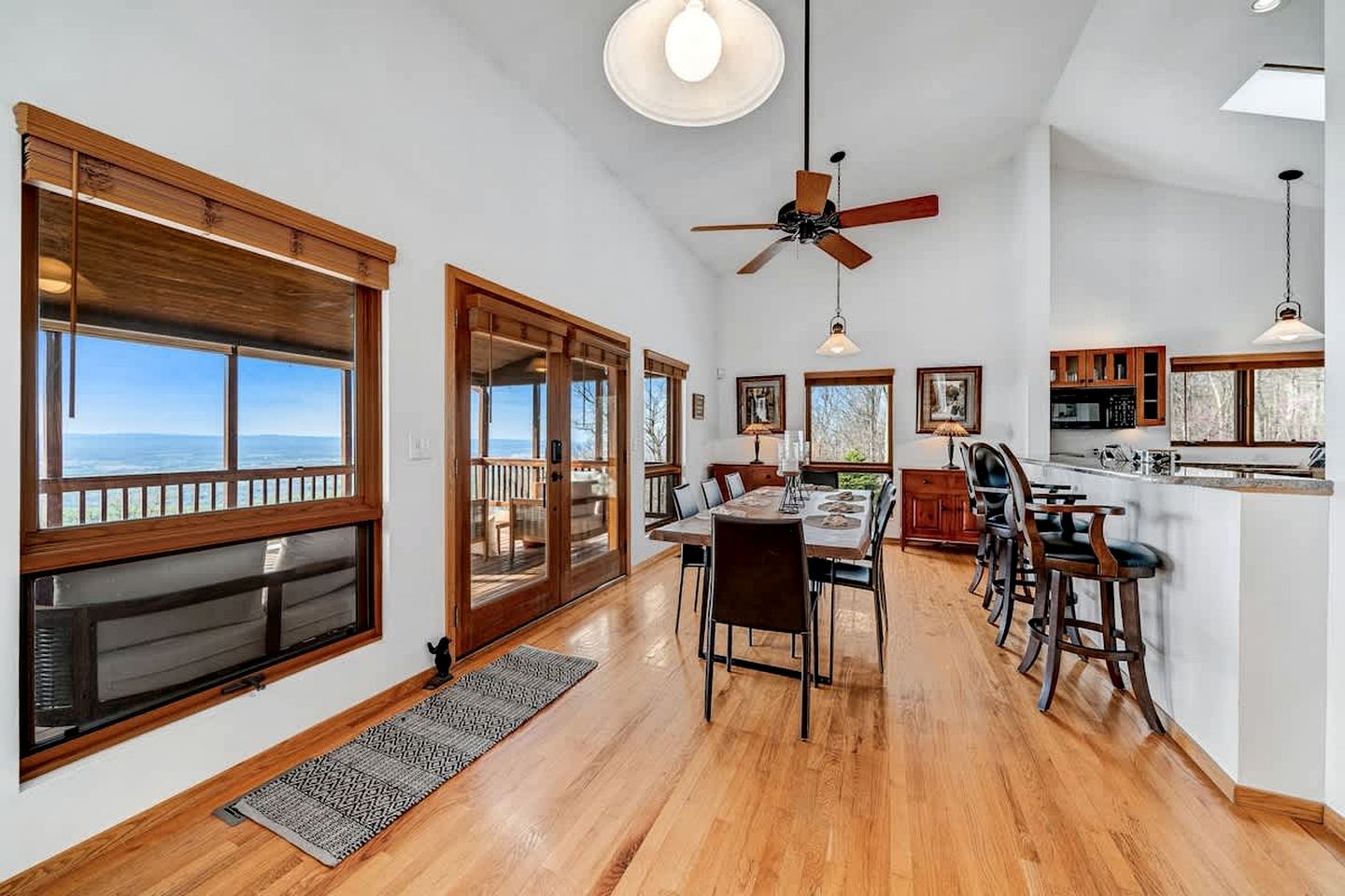 Family and Pet Friendly Cabin with Mountain Views, a Hot Tub, and Access to the Appalachian Trail, Perfect for a Weekend Getaway