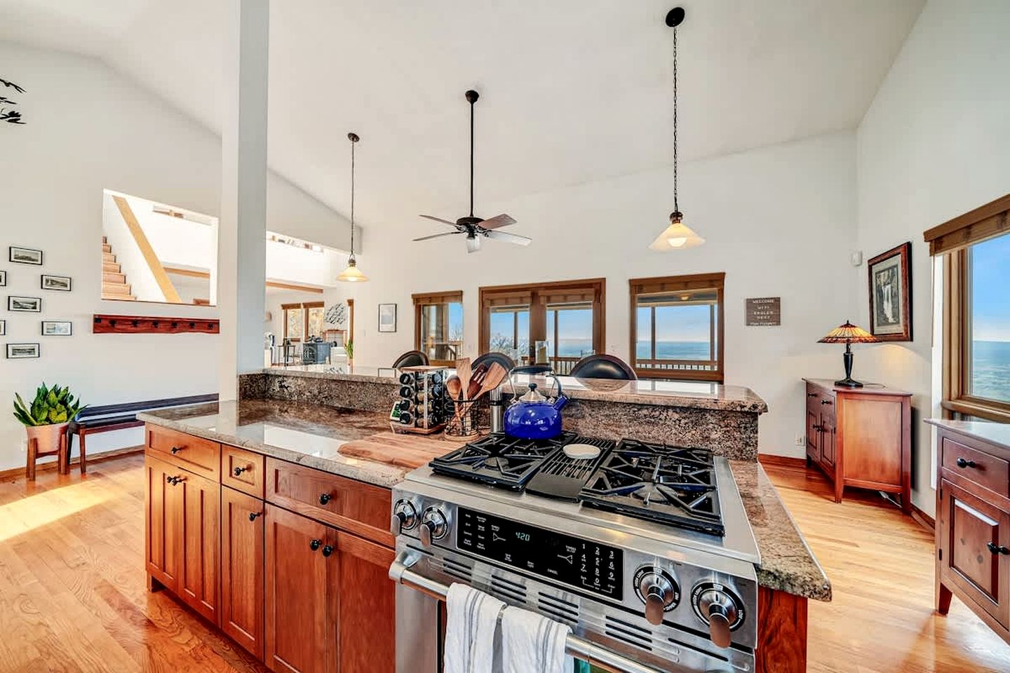 Family and Pet Friendly Cabin with Mountain Views, a Hot Tub, and Access to the Appalachian Trail, Perfect for a Weekend Getaway