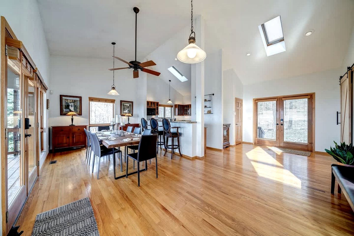 Family and Pet Friendly Cabin with Mountain Views, a Hot Tub, and Access to the Appalachian Trail, Perfect for a Weekend Getaway