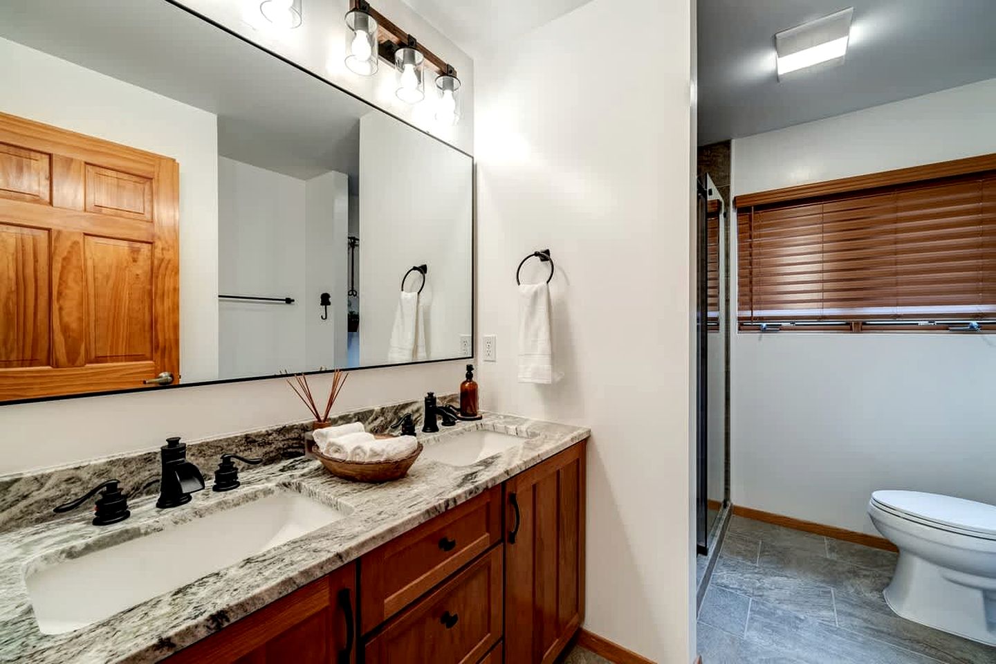 Family and Pet Friendly Cabin with Mountain Views, a Hot Tub, and Access to the Appalachian Trail, Perfect for a Weekend Getaway