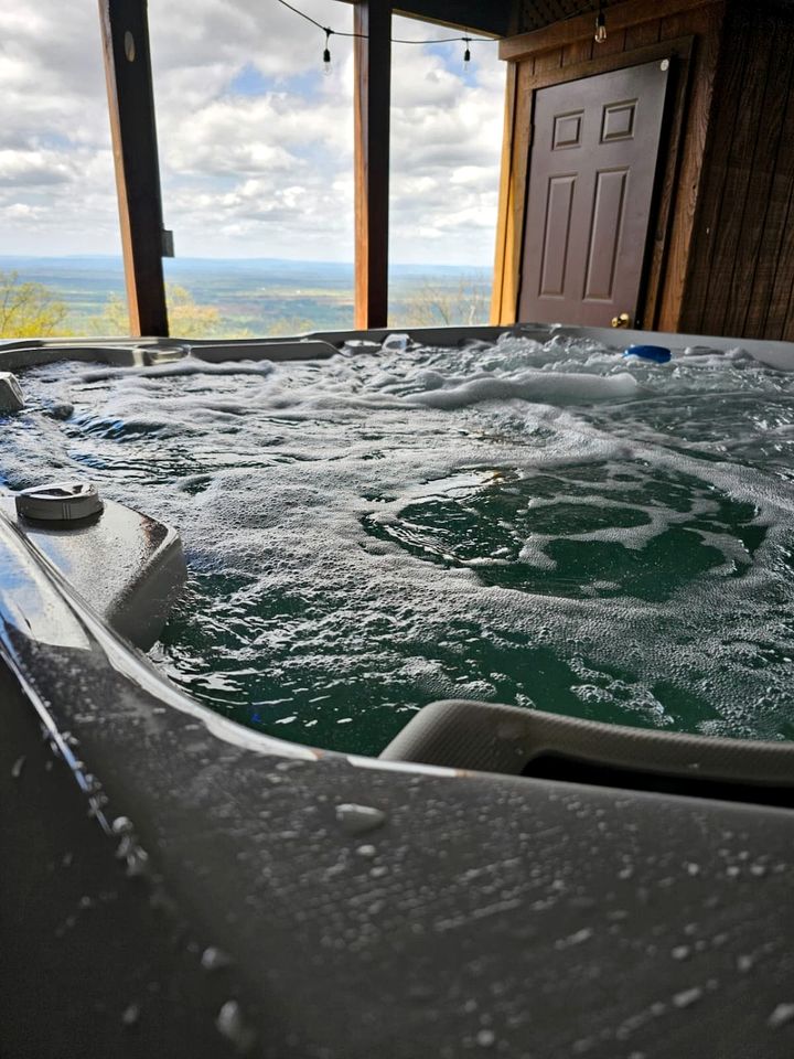 Family and Pet Friendly Cabin with Mountain Views, a Hot Tub, and Access to the Appalachian Trail, Perfect for a Weekend Getaway